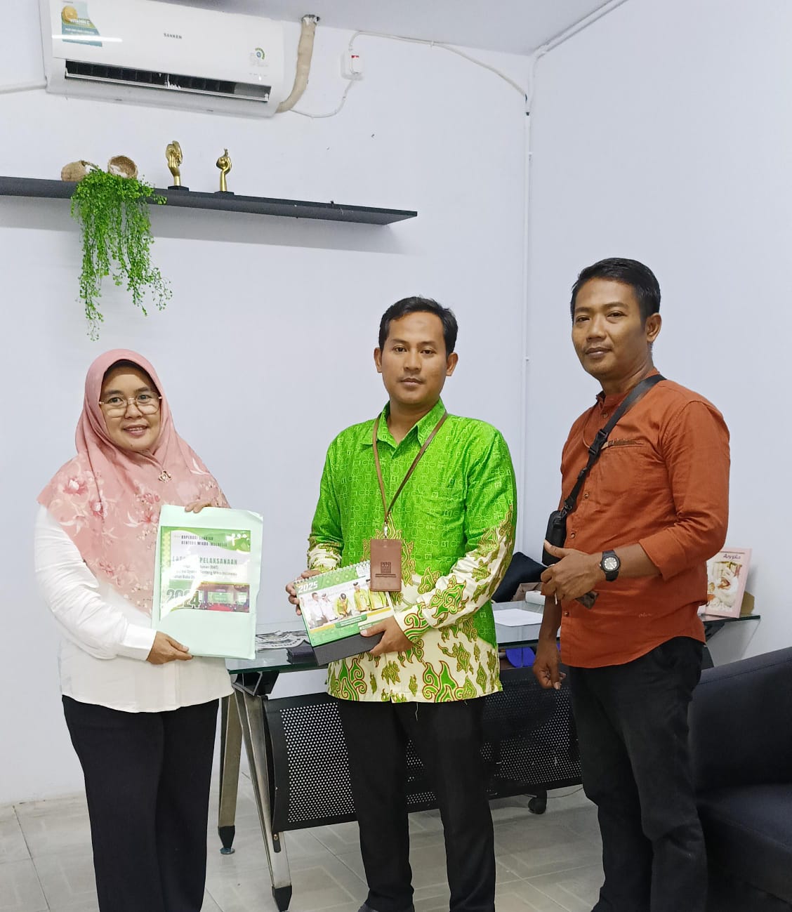 Menyerahkan Laporan RAT tahun buku 2024 koperasi BMI